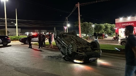 Jovem perde controle da direção e capota carro em Lucas do Rio Verde