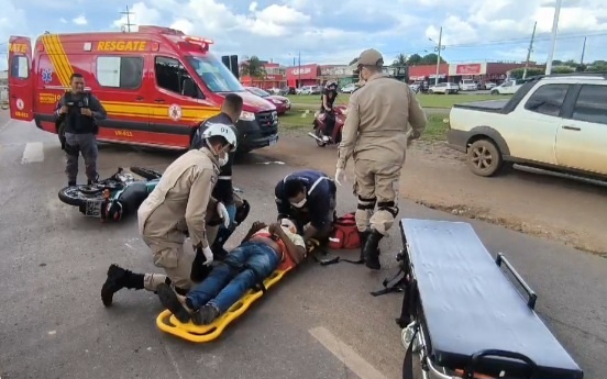 Motociclista força ultrapassagem e se envolve em acidente