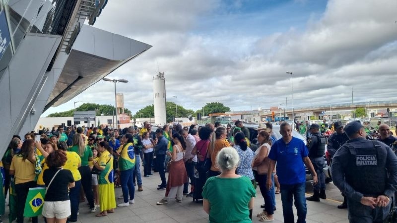 Apoiadores lotam aeroporto em recepção a Bolsonaro, que cumpre agenda em Mato Grosso