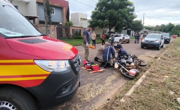 Mulher sofre fratura exposta após colisão com carro