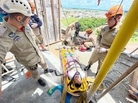 Bombeiros salvam trabalhador após queda em obra em Sinop