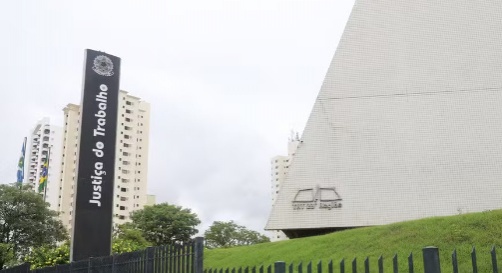 Construtora que demitiu funcionário por ter HIV é condenada pela Justiça a pagar R$ 10 mil para familiares em MT