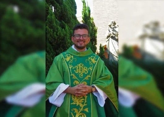 Padre que matou ladrão de igreja é absolvido em júri popular