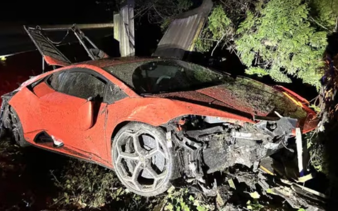 Adolescente de 13 anos provoca acidente e destrói carro de luxo avaliado em R$ 2,5 milhões