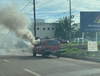 Carro fica destruído após pegar fogo em avenida de Sinop