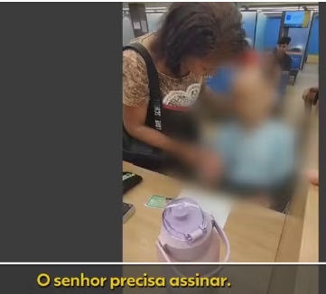 Mulher leva morto em cadeira de rodas para sacar empréstimo de R$ 17 mil e pede a ele: 'Assina'