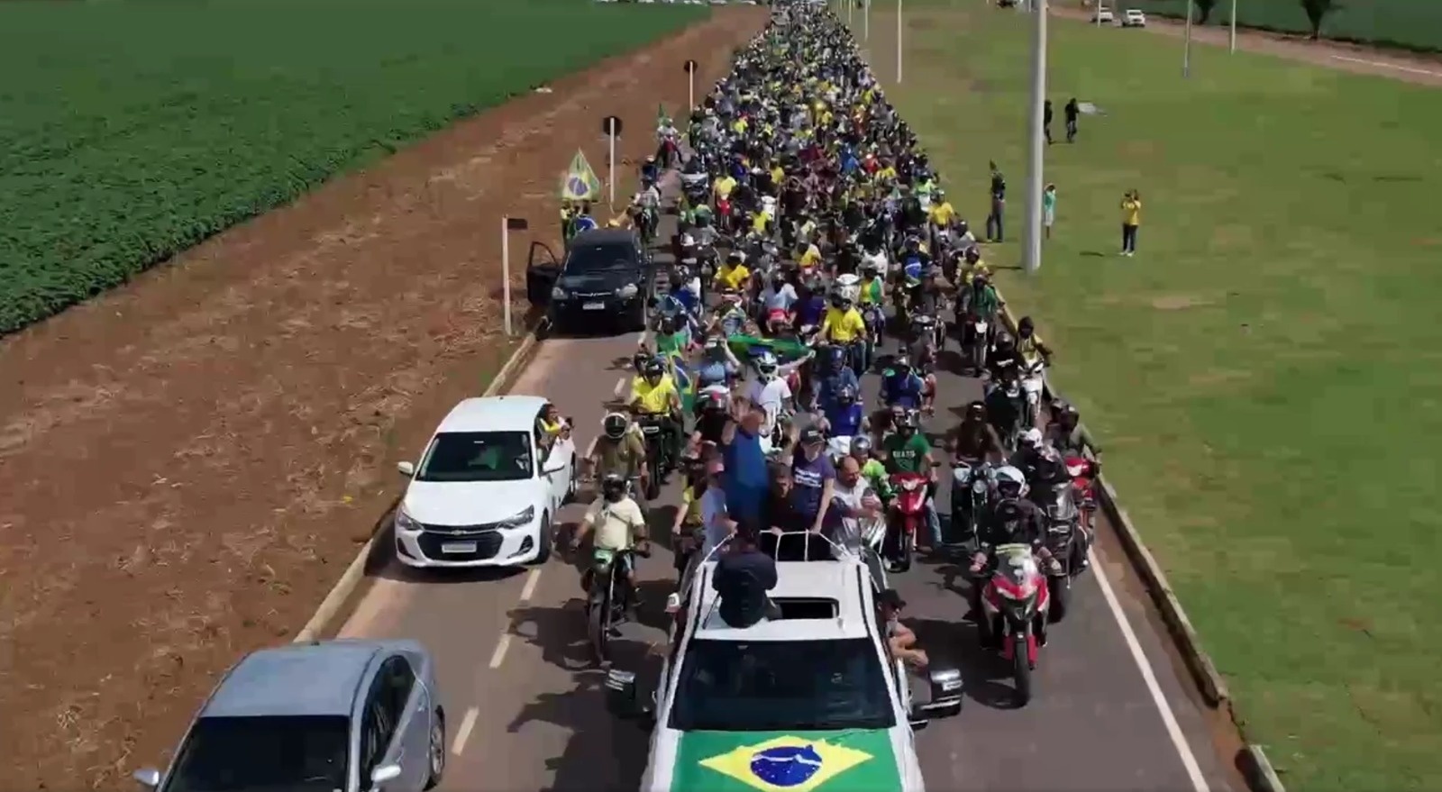 Em camionete, Bolsonaro puxa motociata em Sinop