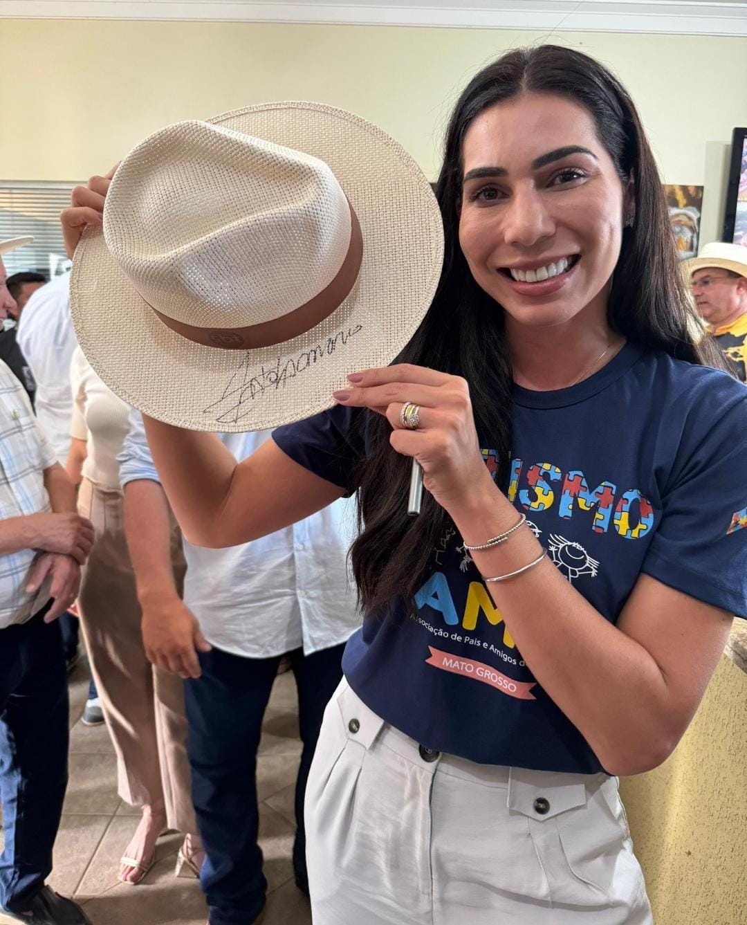 Bolsonaro autografa chapéu da primeira-dama de Sinop, que será leiloado em benefício da causa autista.