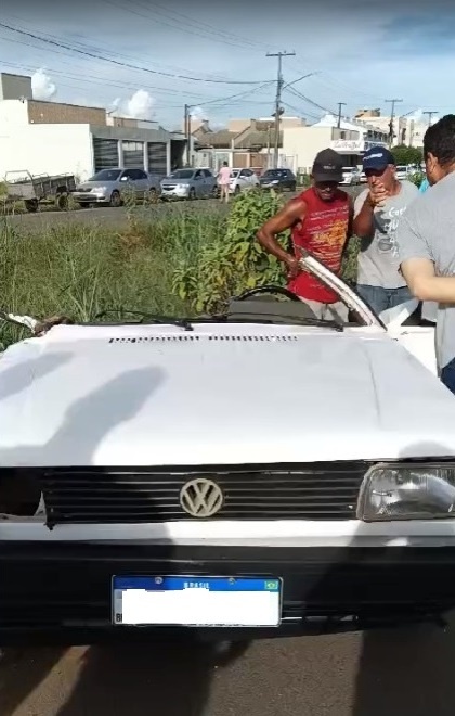 Carro se parte ao meio após capotamento em Sinop