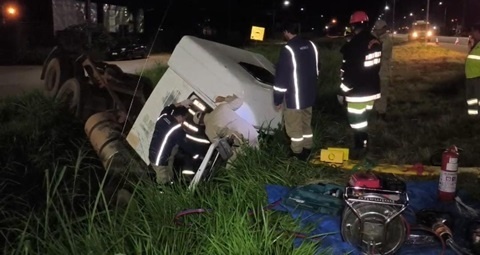 Condutor fica preso às ferragens de cabine de carreta em Sinop