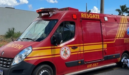 Mulher dá à luz à gêmeos no estacionamento de indústria, mas bebês morrem