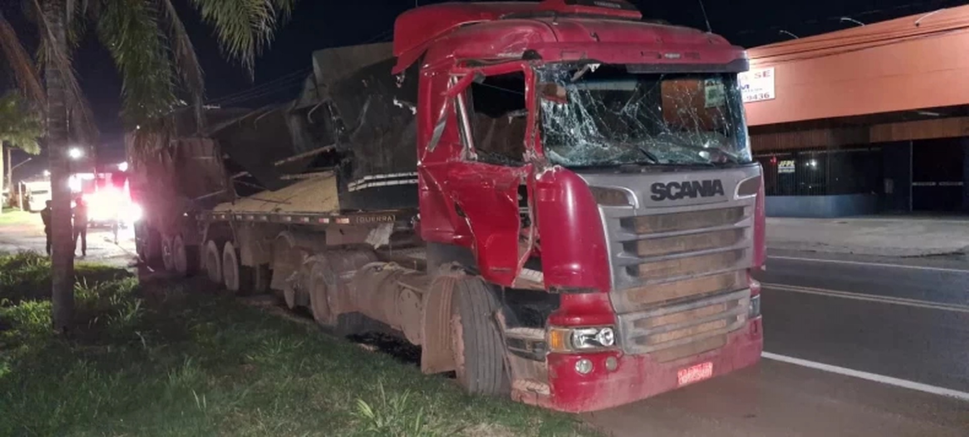 Caminhão bitrem se envolve em acidente e espalha carga de milho em avenida