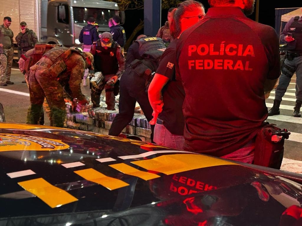 Carga de cocaína encontrada em compartimento falso de caminhão frigorífico é avaliada em R$ 6 milhões