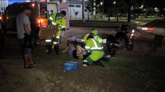 Jovem sofre fratura em uma das pernas após colisão entre duas motos