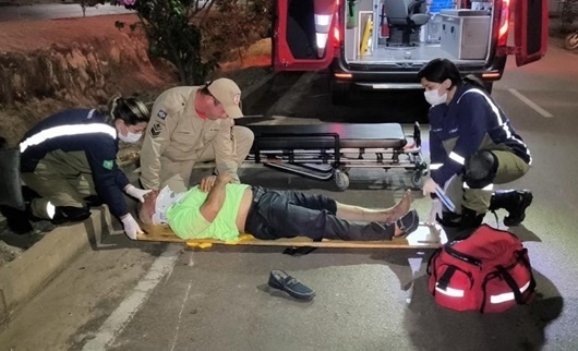Ciclista tenta atravessar avenida é acaba atingido por moto