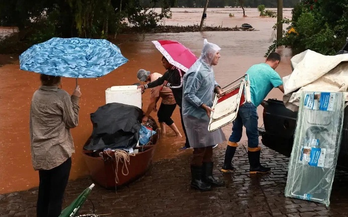 'Mortos eram amarrados em postes para água não levar', diz voluntário no RS