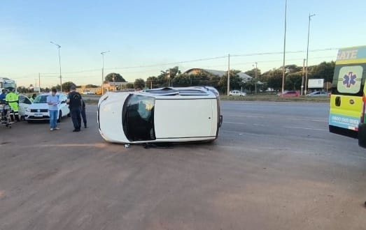 Sinop: Carro tomba após colisão com caminhonete
