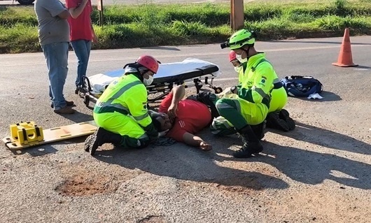 Homem sofre grave fratura após acidente entre carro e moto