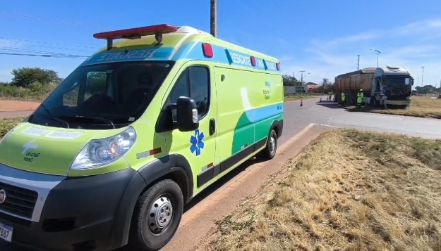 Caminhão e carreta se envolvem em colisão traseira na BR-163 em Sinop