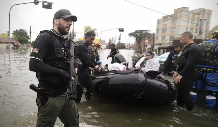 Facções furtam casas e transportam drogas em barcos em enchentes no RS: 'Tem criminosos com jet ski'