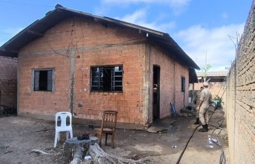 Sinop: Casa fica parcialmente destruída após ser atingida por incêndio