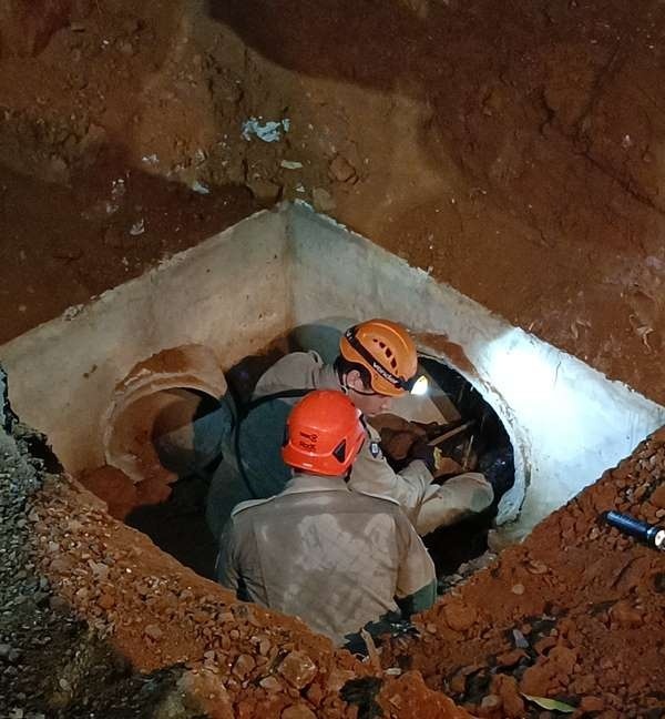 Bombeiros resgatam idosa que estava desaparecida após cair em bueiro