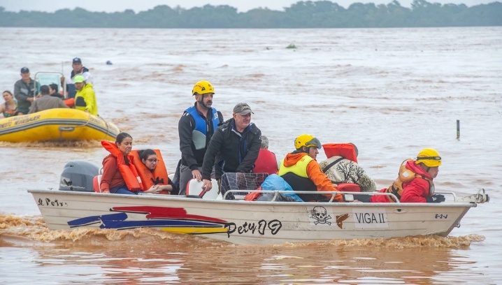 Rio Grande do Sul: água do Guaíba baixa e moradores começam a voltar para casa