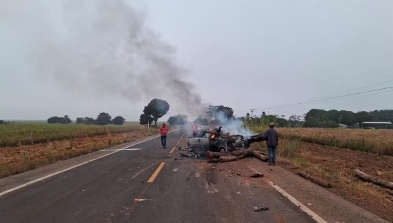 Três pessoas morrem após carro bater na traseira de caminhão trator em rodovia de MT
