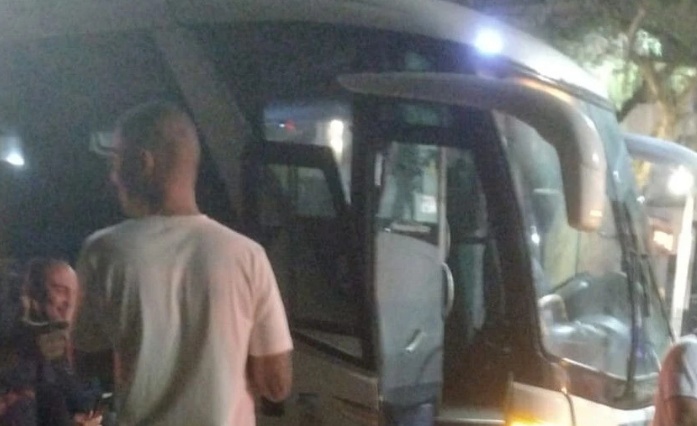 Homem morre ao tentar assaltar ônibus com 28 PMs no RJ