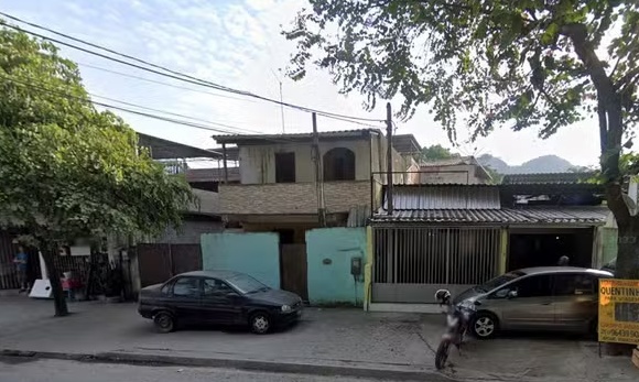 Adolescente é apreendido por matar os pais a marteladas e depois atear fogo ao quarto do casal