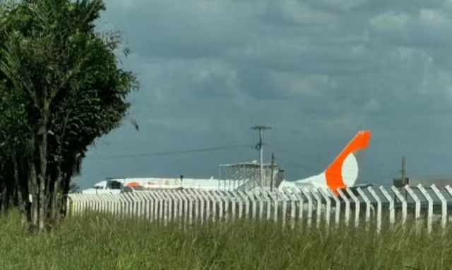 Avião da Gol ultrapassa pista de pouso e é rebocado por tratores em aeroporto de Sinop