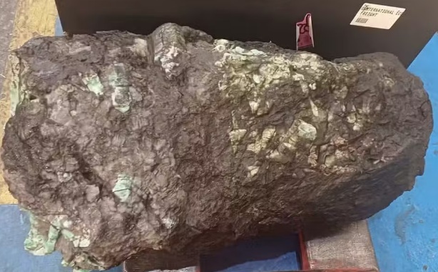 Pedra preciosa com esmeraldas encontrada na Bahia é arrematada por R$ 175 milhões em leilão da Receita Federal