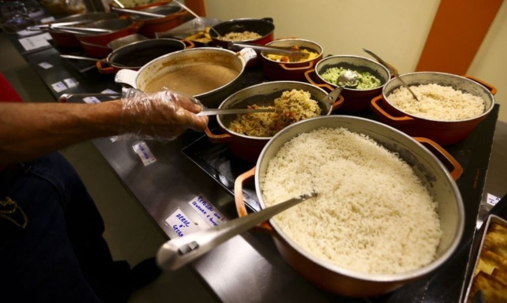 É mentira que arroz importado está contaminado ou é de plástico