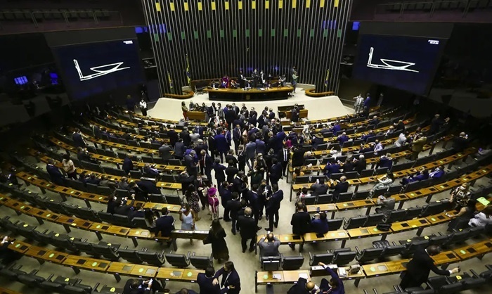 Congresso derruba veto e proíbe saída de presos em datas comemorativas