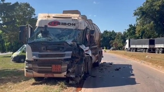 Colisão entre carreta e caminhão deixa motorista ferido em Sinop