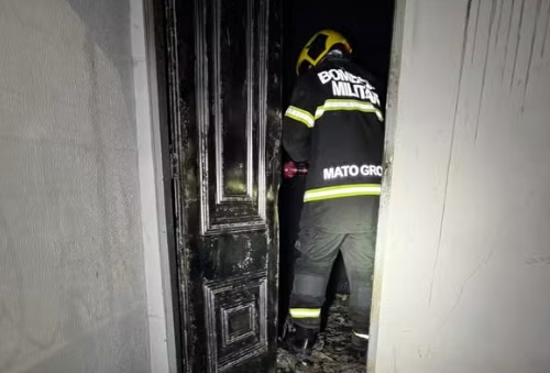 Mulher morre carbonizada no banheiro de casa e marido fica ferido ao tentar salvá-la durante incêndio em MT