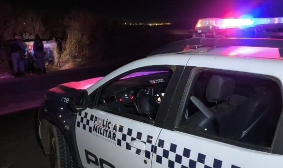 Carro derrapa em areia e capota na avenida Foz do Iguaçu