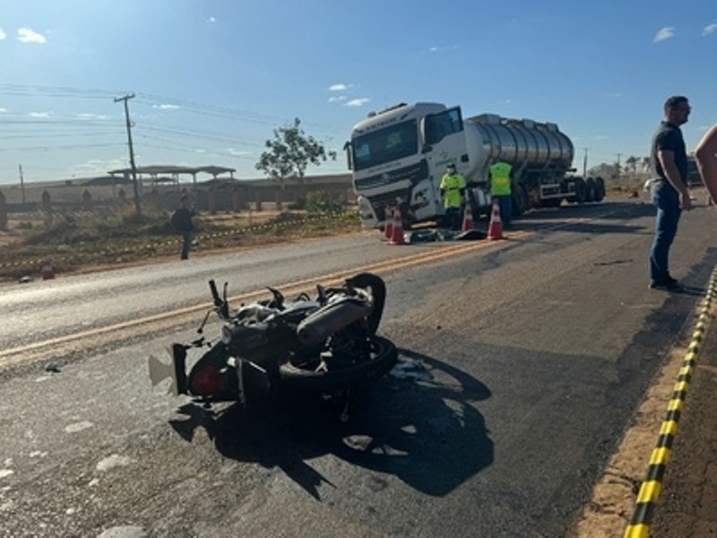 Motociclista morre após bater em carreta na BR-163 em Sinop
