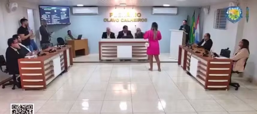 Grávida invade sessão na Câmara Municipal de Murici (AL) e pede que vereador reconheça paternidade