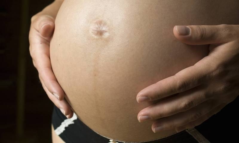 Mulher grávida reclama de odor de cachaça e marido tenta matá-la com 4 tiros em MT