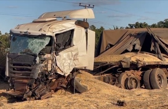 Colisão entre carretas deixa três mortos na BR-163
