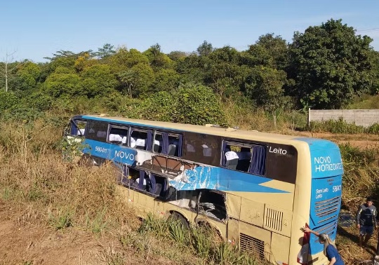 Acidente entre ônibus e carreta de deixa 14 feridos na BR-163 em Sorriso