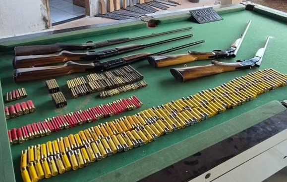 Idoso de 75 anos é preso em fábrica clandestina de armas e munições que abastecia comércio ilegal em MT