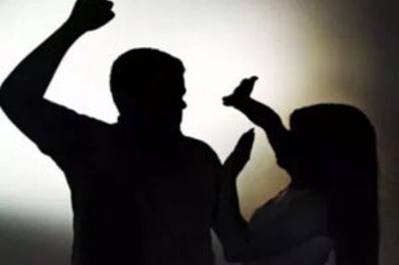 Criminoso invade casa, esfaqueia morador e estupra esposa da vítima em matagal