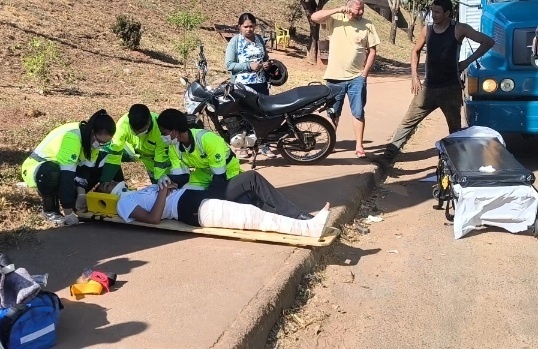 Jovem sofre fratura na perna em acidente entre carro e moto