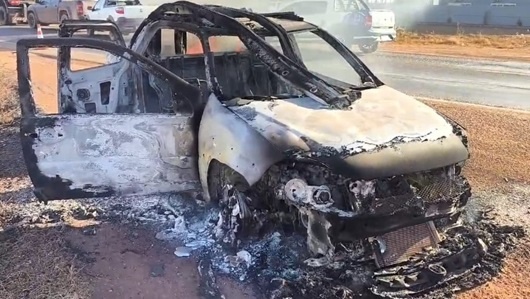 Pick-up fica destruída após pegar fogo na BR-163 em Sinop