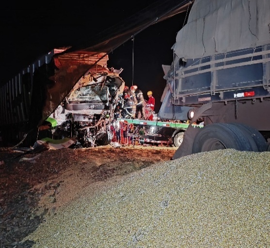 Homem morre em colisão entre carreta na MT-220