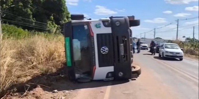 Caminhão da prefeitura tomba para evitar acidente na MT-140