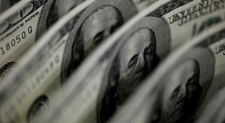 Dólar chega a atingir R$ 5,70 após falas de Lula e riscos fiscais; Ibovespa reverte ganhos