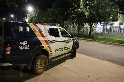 Padrasto tenta atear fogo no enteado de 14 anos e acaba preso em casa